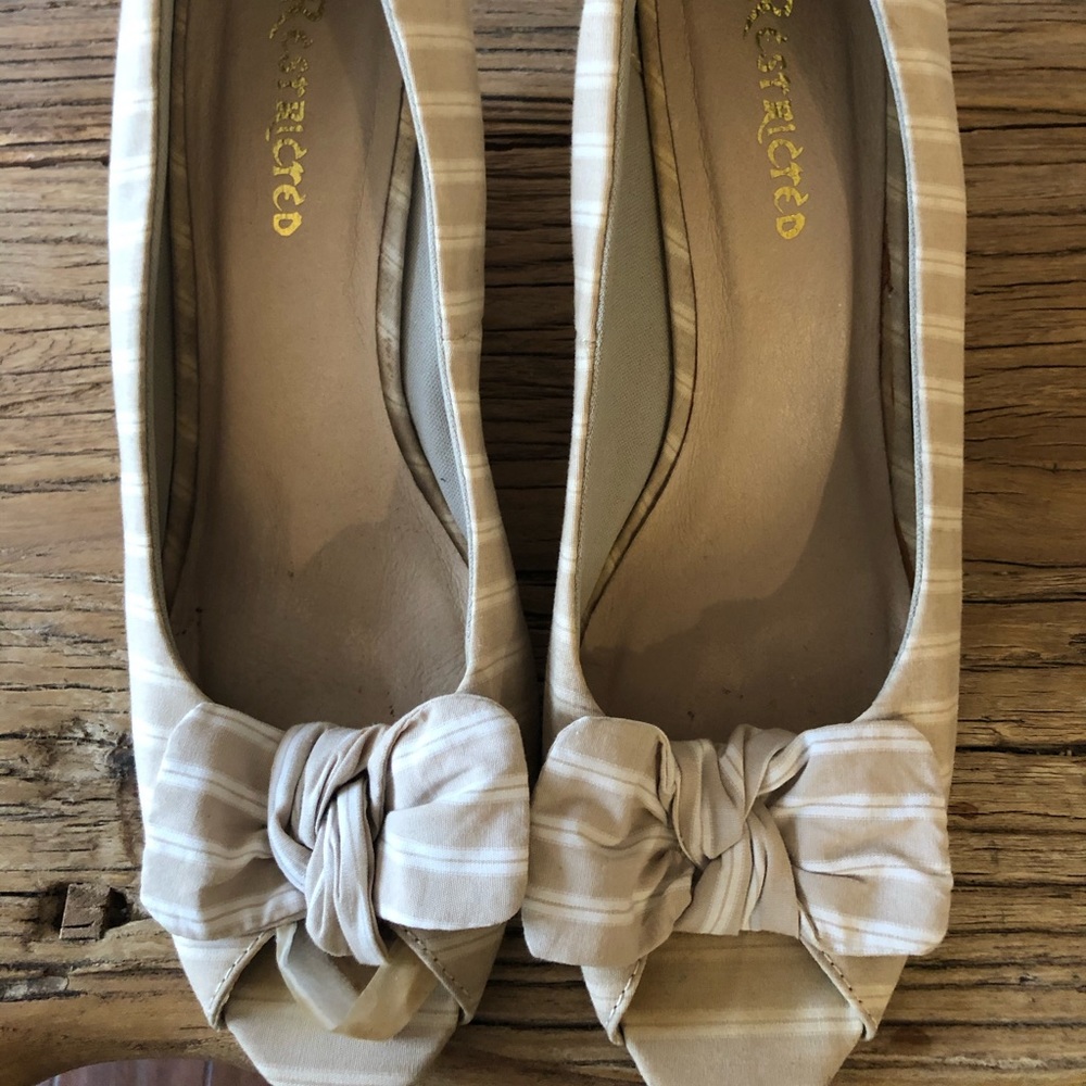 ⭐️4/$25 Taupe Stripe Espadrille Wedges